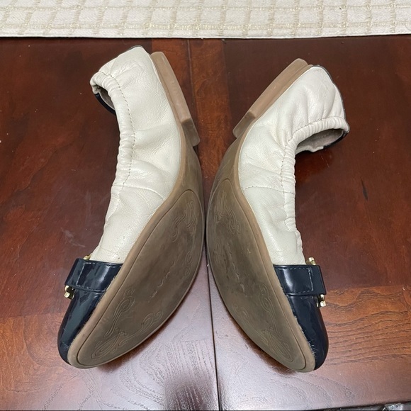 Tahari Gloria Navy& cream Leather Ballet Flat Size 7 1/2 - Picture 4 of 7